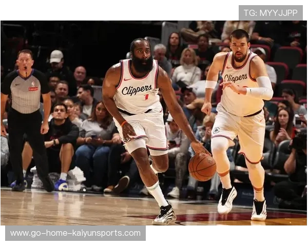 哈登首次为快船出战,贡献准三双表现 哈登首次为快船出战,贡献准三双表现