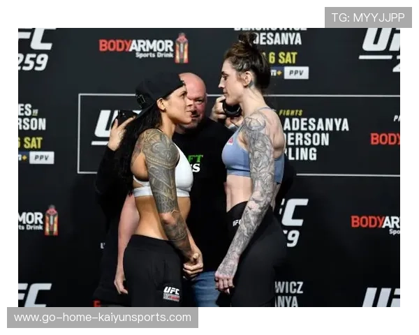 UFC新秀惊现“地面摩擦”奇景：20秒被摁地体验极限对抗