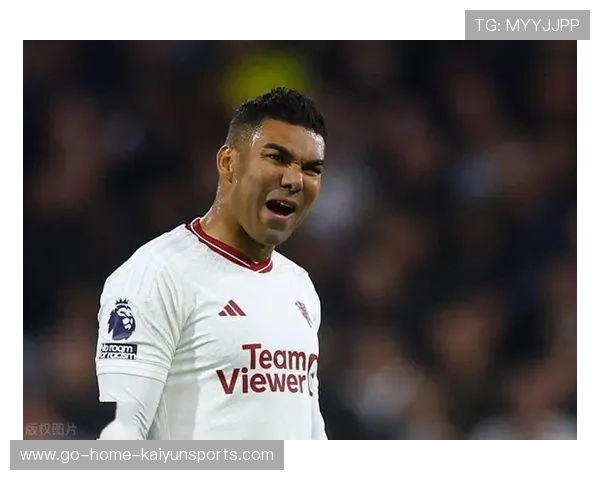 卡塞米罗禁区混战中铲射破门 卡塞米罗禁区混战中铲射破门